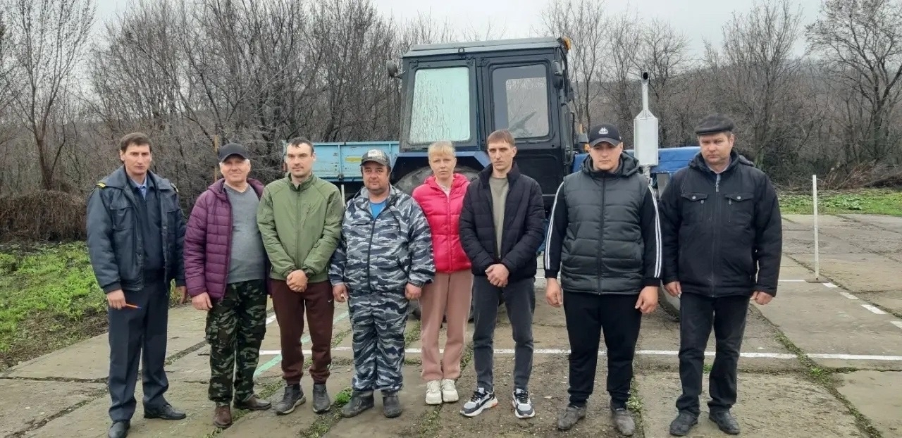 В Хвалынске прошёл экзамен на право управления самоходными машинами.